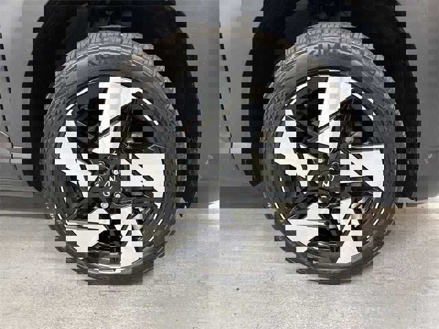 Used 2024 Hyundai Kona Limited image 2