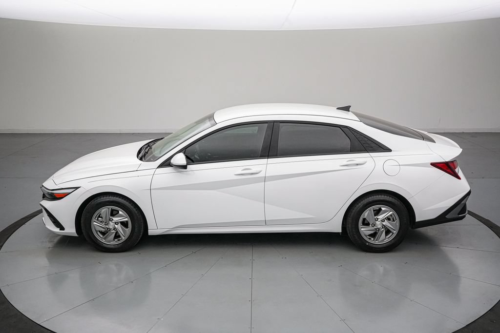 Used 2025 Hyundai Elantra SE FWD image 6