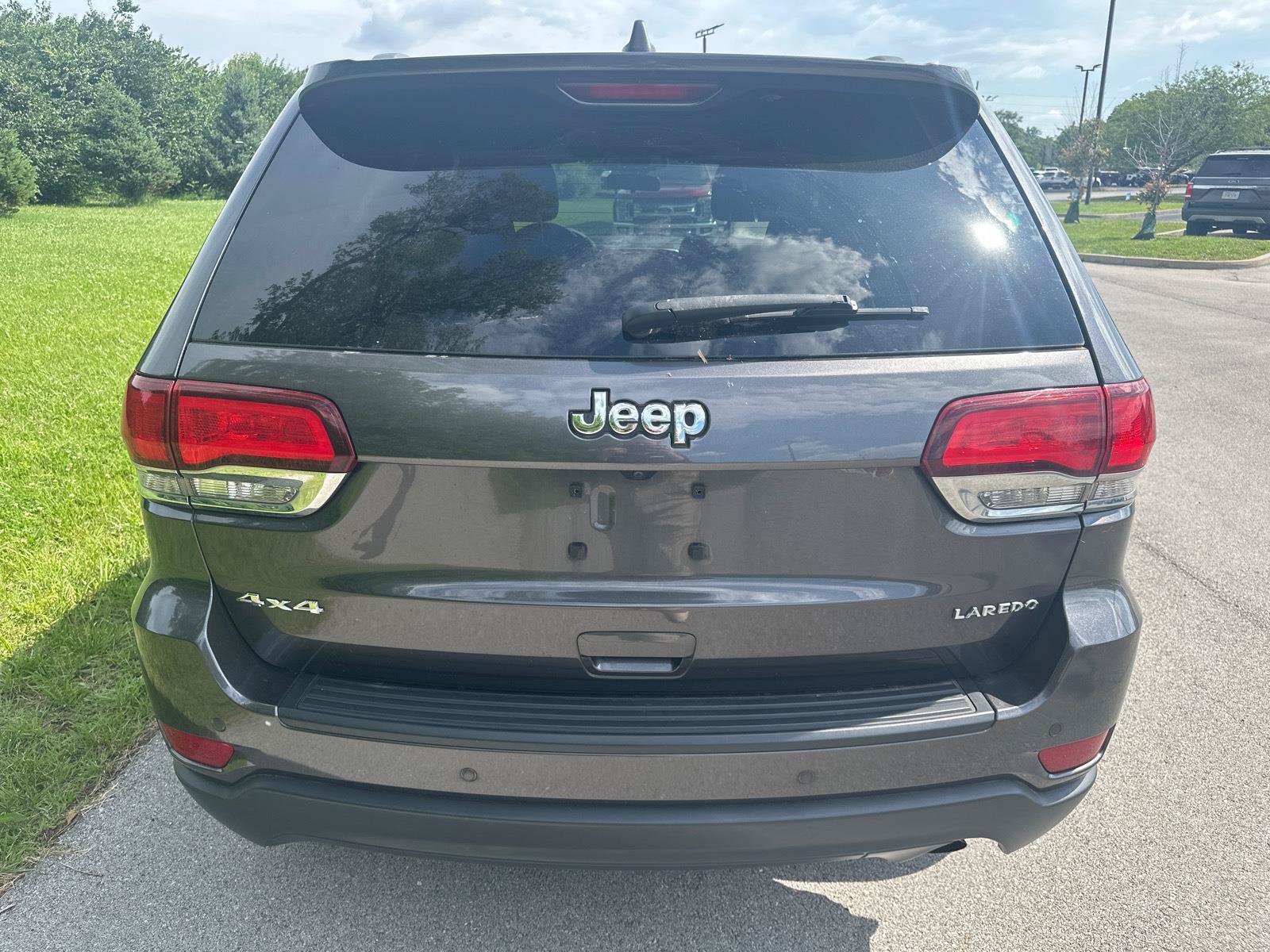 Used 2020 Jeep Grand Cherokee Laredo AWD/4WD image 13