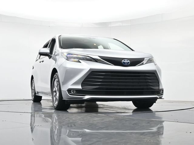 Used 2025 Toyota Sienna XLE FWD image 38