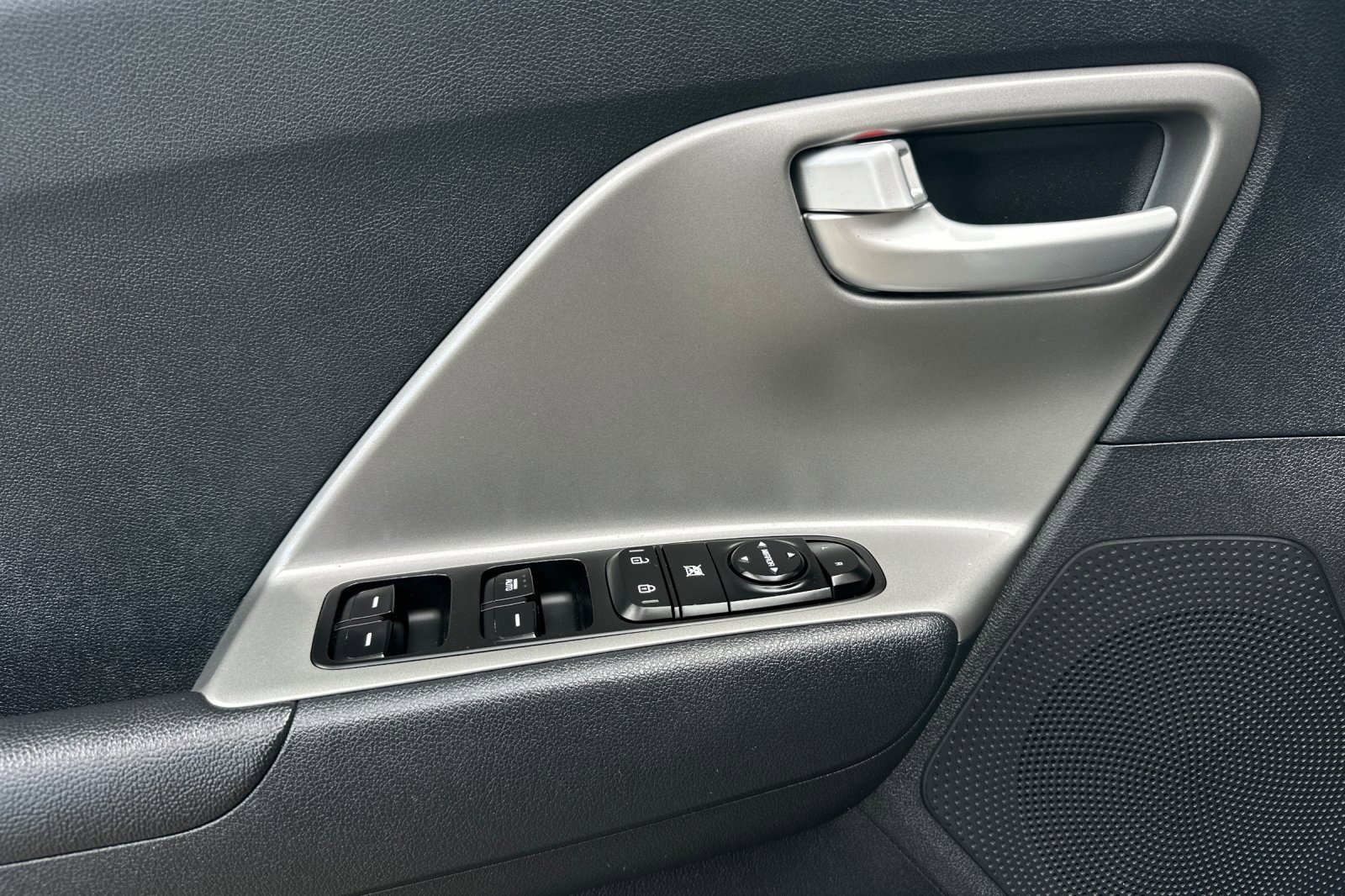 Used 2018 Kia Niro LX image 10