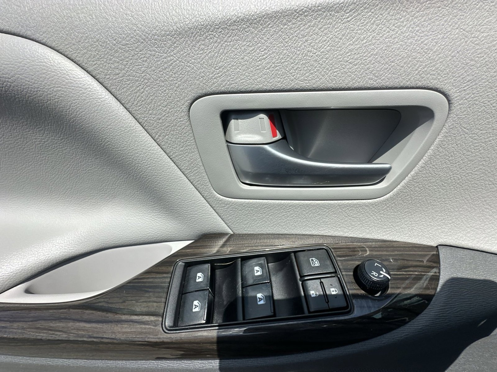 Used 2018 Toyota Sienna XLE w/ XLE Navigation Package FWD image 23