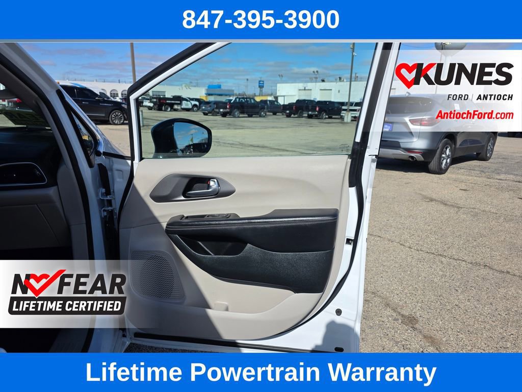 Used 2024 Chrysler Pacifica Touring-L image 35