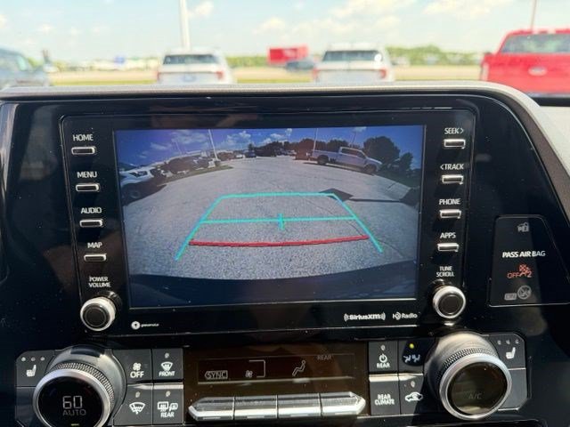 Used 2022 Toyota Highlander XLE AWD/4WD image 21