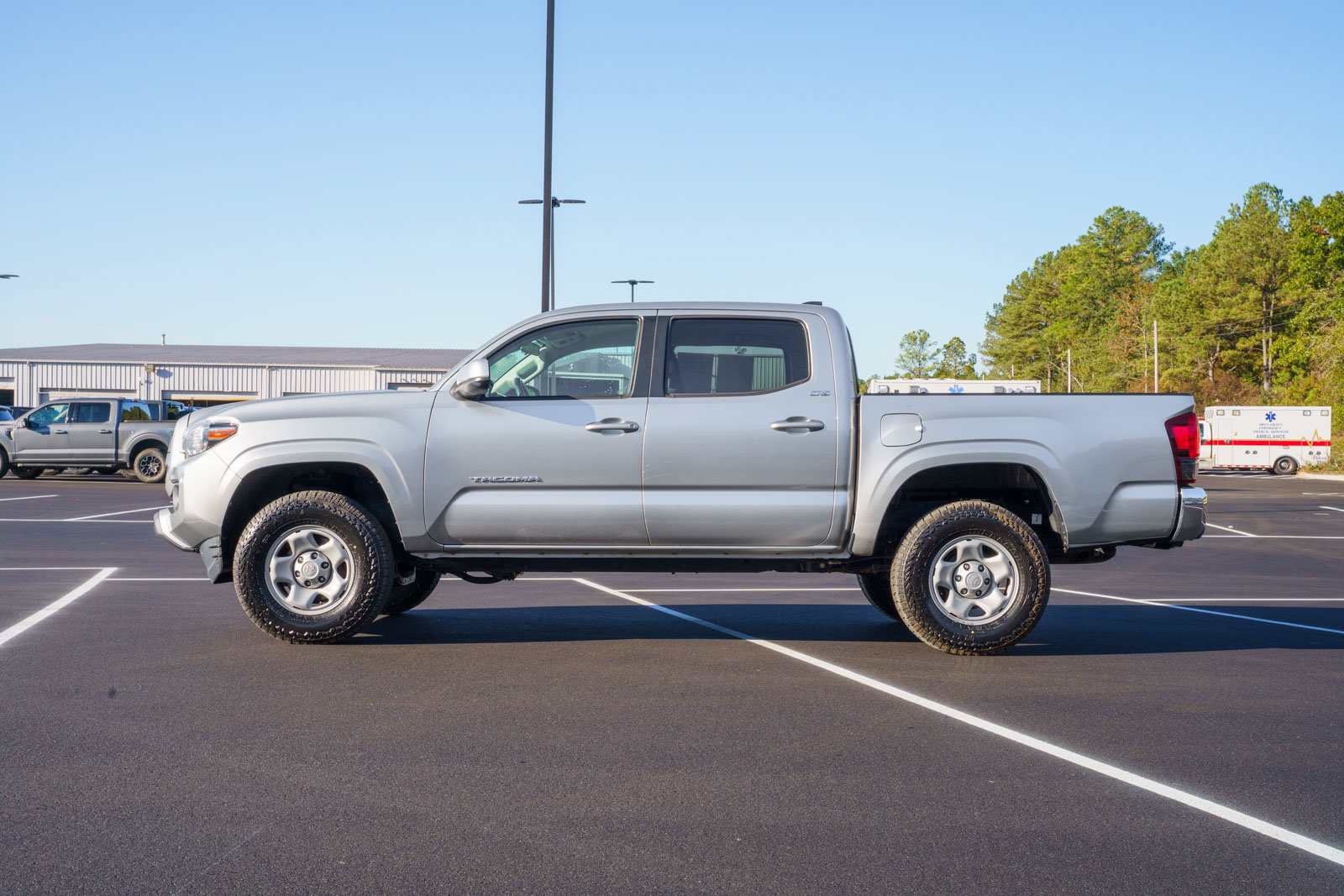 Used 2022 Toyota Tacoma SR5 RWD image 4