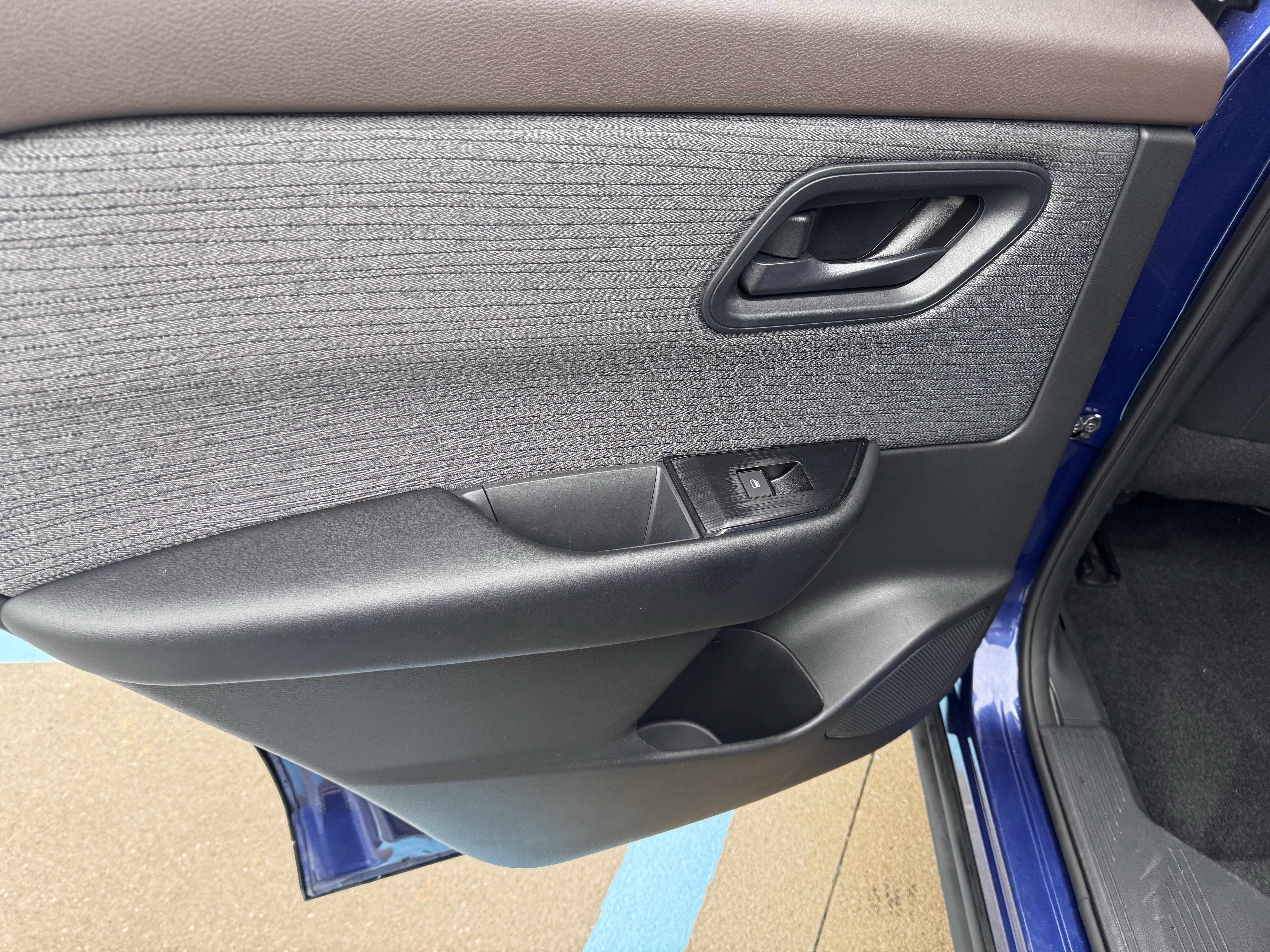 Used 2023 Nissan Rogue S image 28