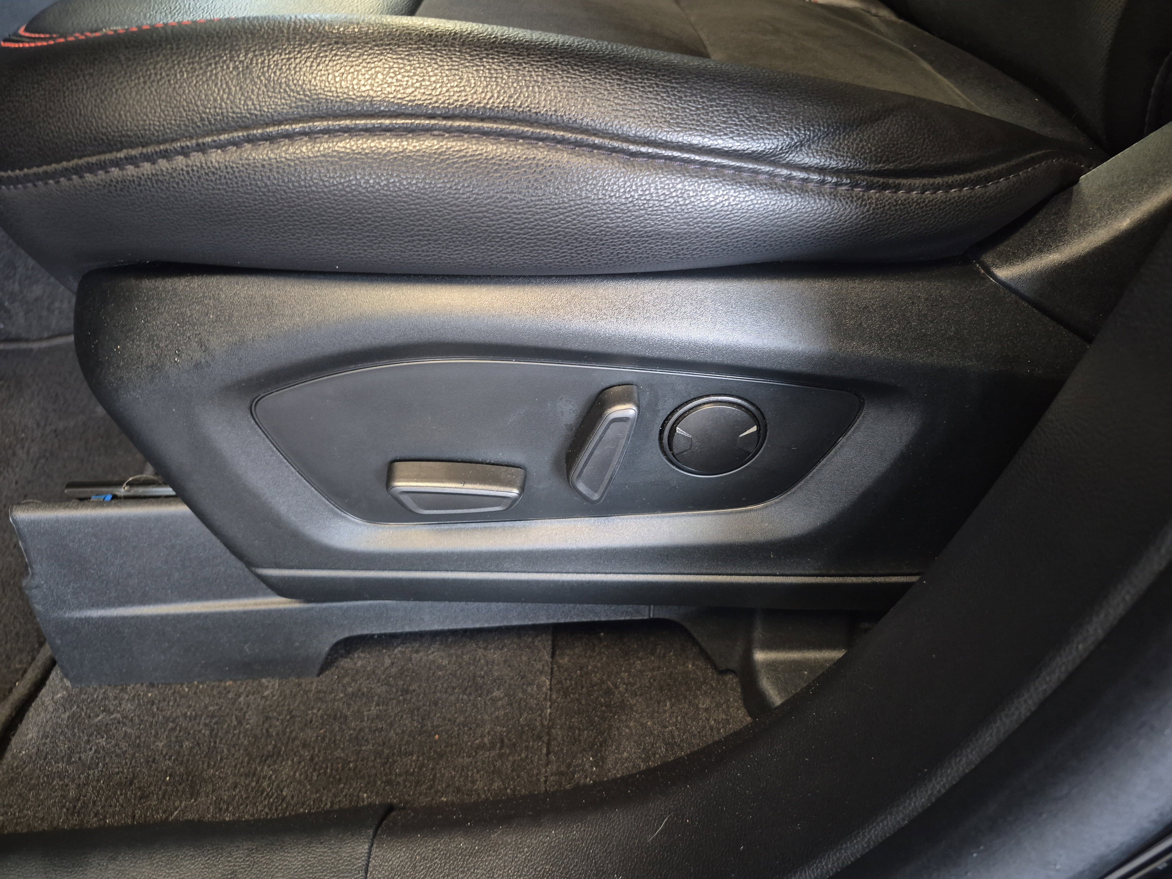 Certified 2023 Ford Explorer ST-Line w/ Class IV Trailer Tow Package image 12