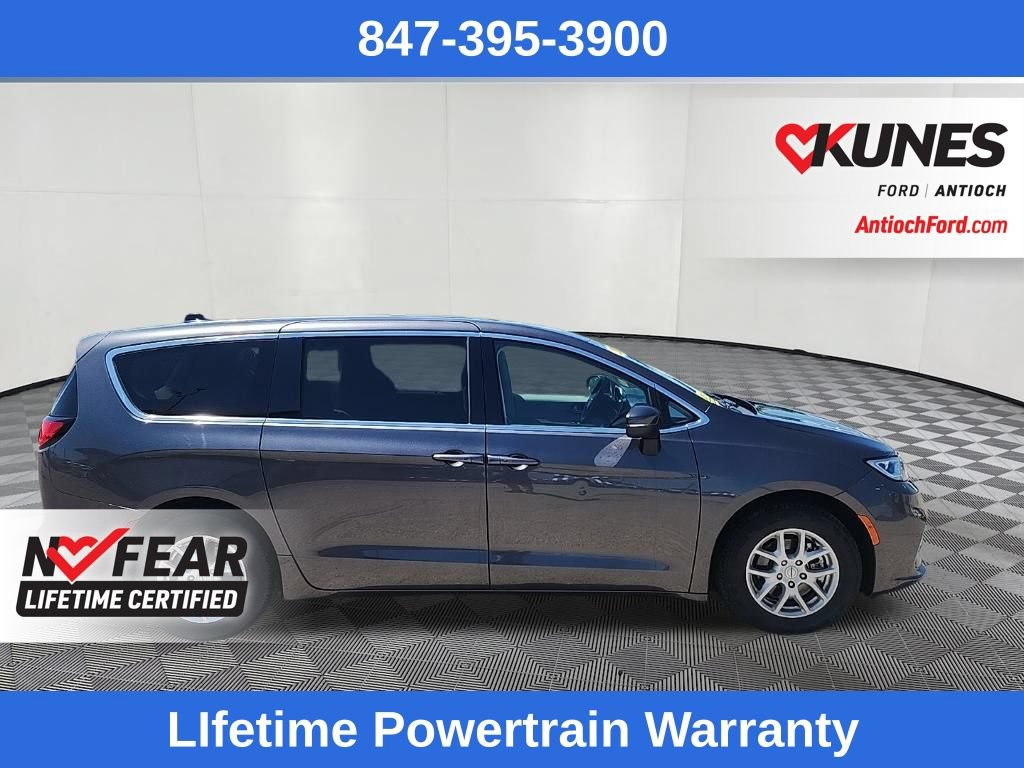 Used 2023 Chrysler Pacifica Touring-L FWD image 8