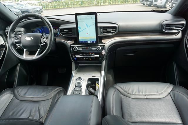 Certified 2023 Ford Explorer Platinum w/ Technology Package AWD/4WD image 11