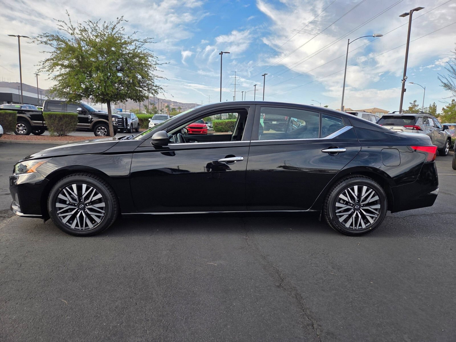 Used 2025 Nissan Altima 2.5 SV FWD image 3