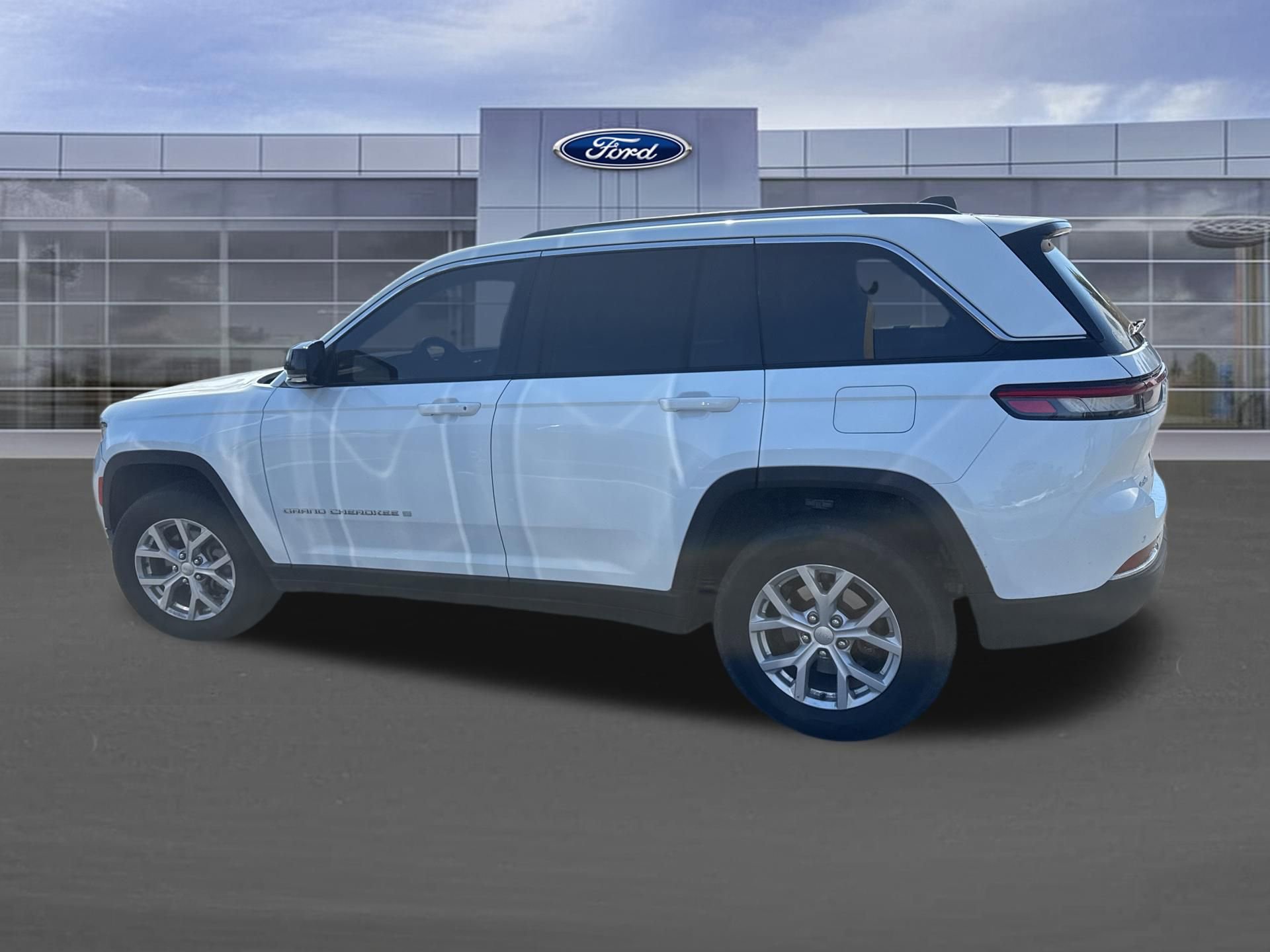 Used 2023 Jeep Grand Cherokee Limited image 7