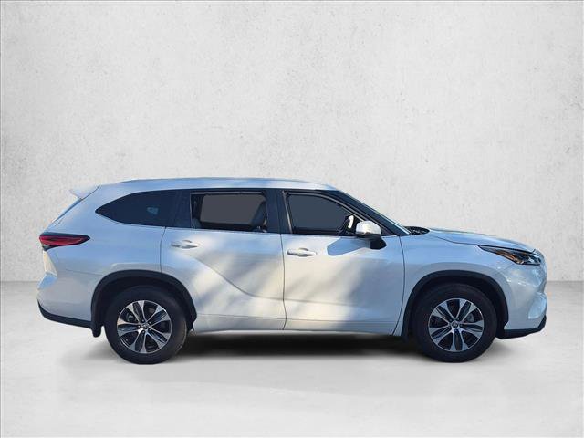 Used 2023 Toyota Highlander FWD image 4