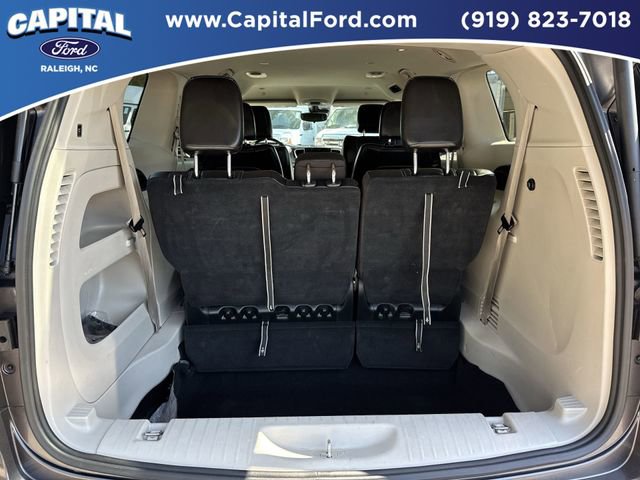 Used 2023 Chrysler Pacifica Touring-L FWD image 16
