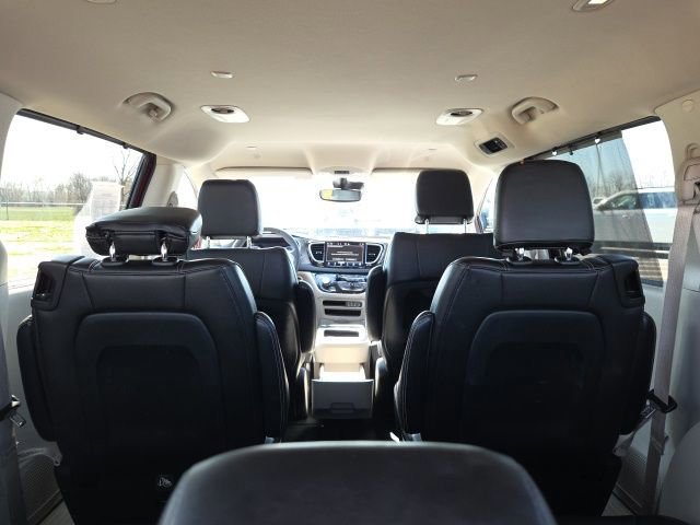 Used 2023 Chrysler Pacifica Touring-L image 14