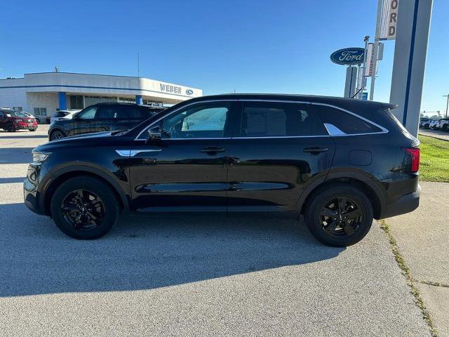 Used 2023 Kia Sorento LX image 2