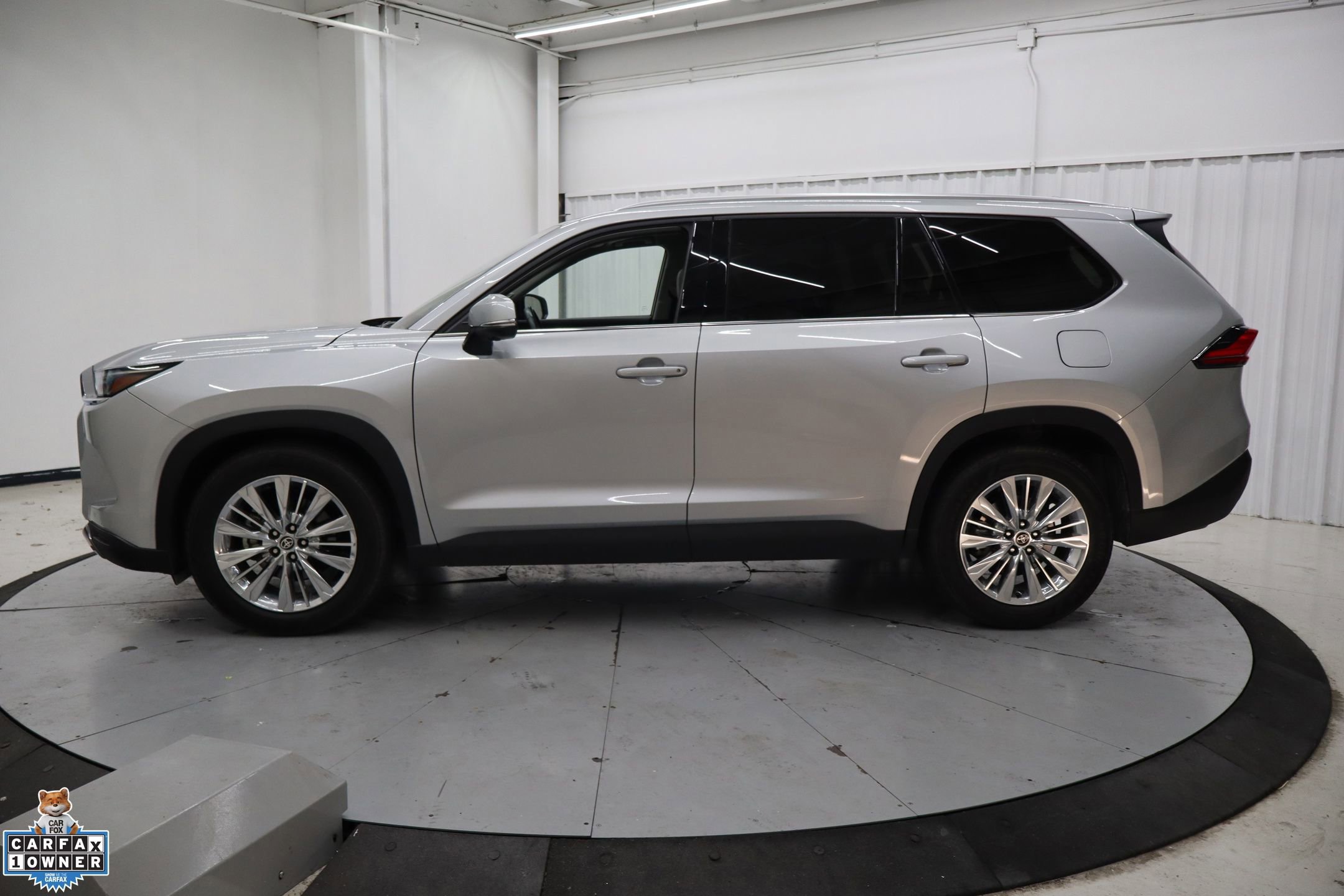 Used 2024 Toyota Grand Highlander Platinum image 2