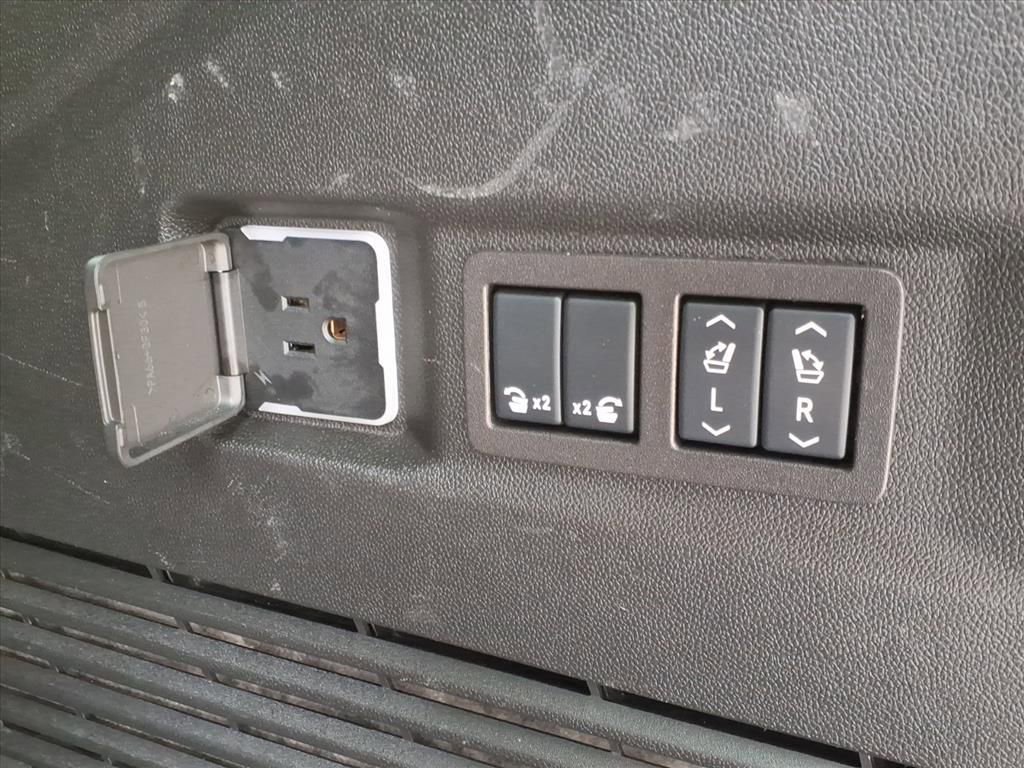 Used 2024 Chevrolet Tahoe Premier AWD/4WD image 17