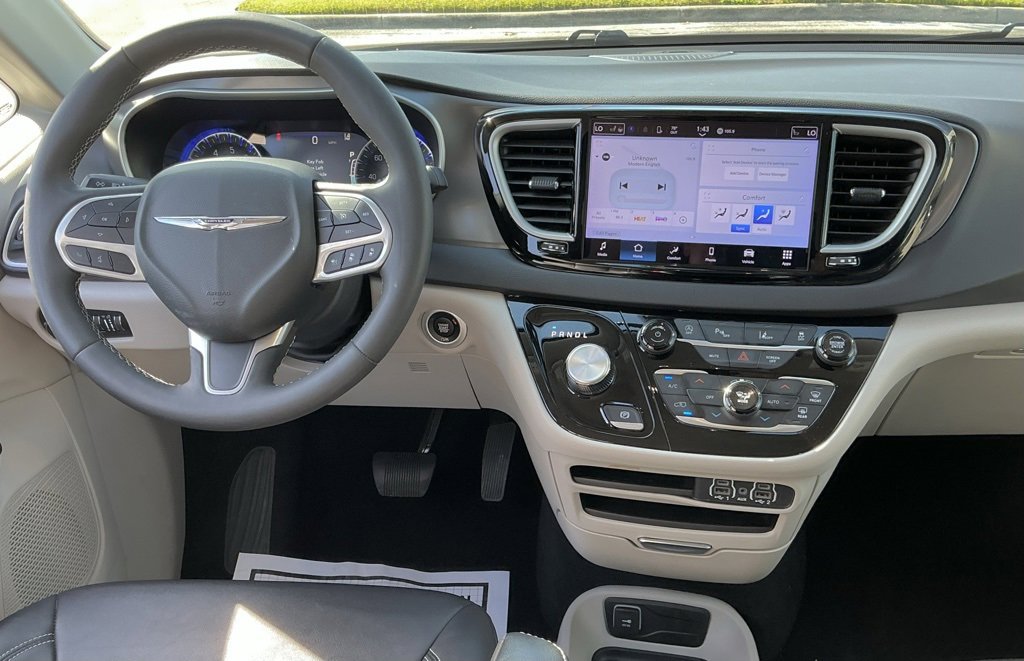 Used 2024 Chrysler Pacifica Touring-L image 29