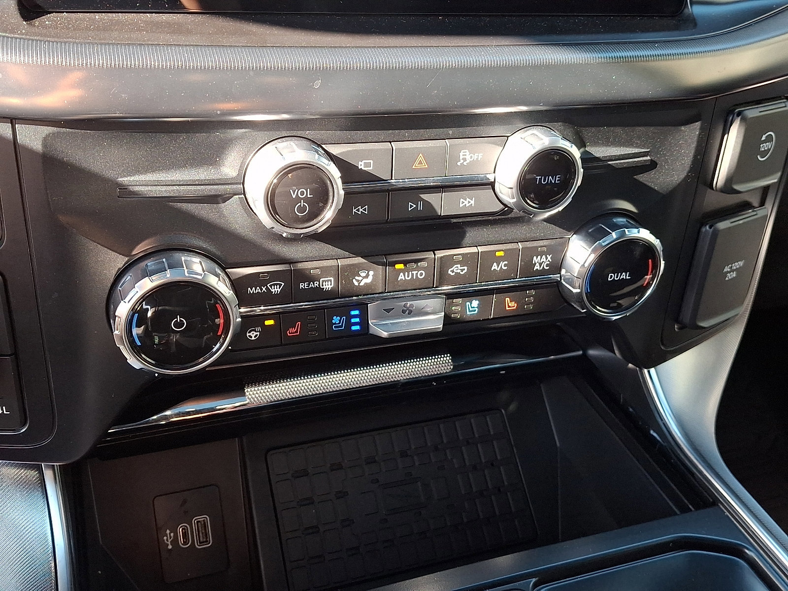 Certified 2025 Ford F150 Platinum w/ Equipment Group 702A High AWD/4WD image 17