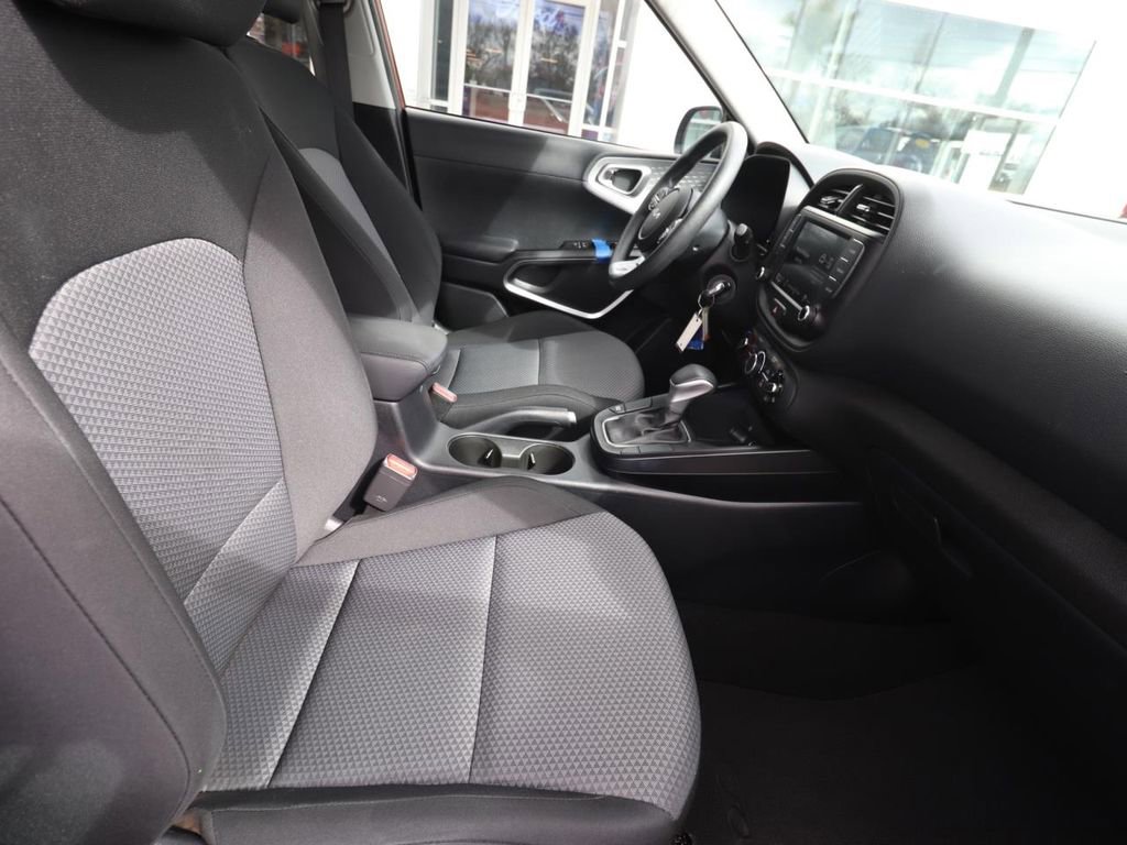 Used 2025 Kia Soul LX w/ LX Technology Package image 12