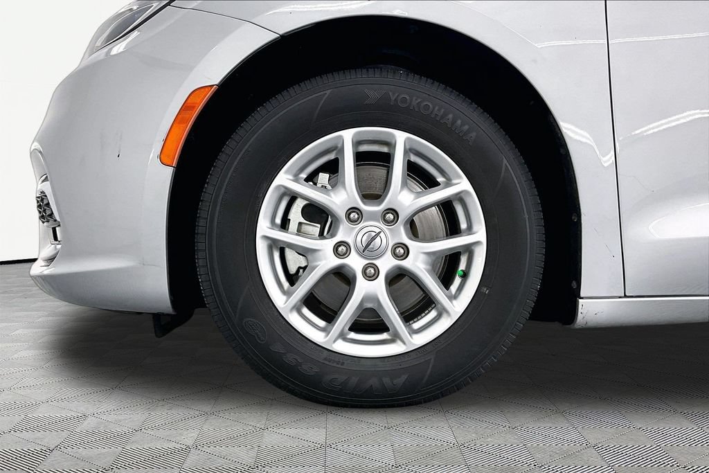 Used 2023 Chrysler Pacifica Touring-L FWD image 9