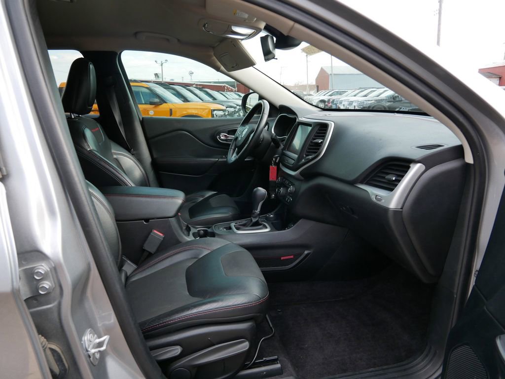 Used 2017 Jeep Cherokee Trailhawk w/ Cold Weather Group AWD/4WD image 8