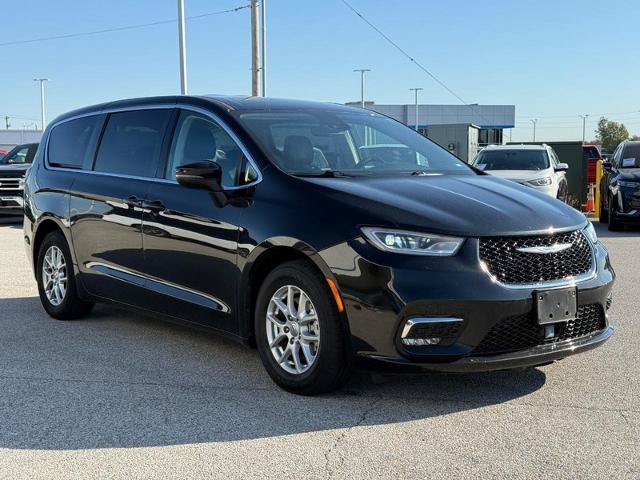 Used 2023 Chrysler Pacifica Touring-L FWD image 8