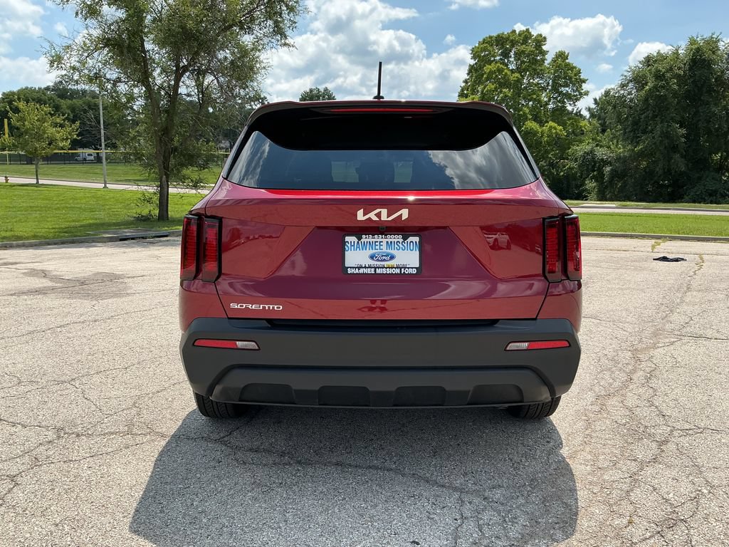 Used 2023 Kia Sorento LX FWD image 4