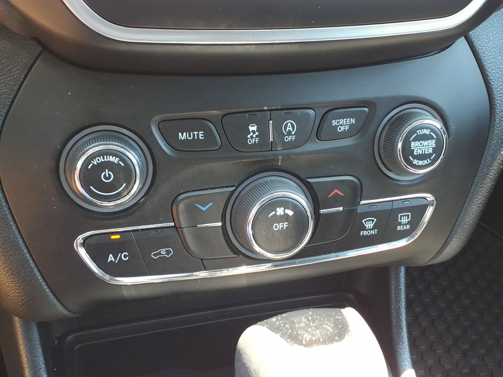 Used 2020 Jeep Cherokee Latitude Plus AWD/4WD image 19