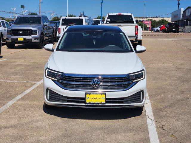 Used 2024 Volkswagen Jetta SEL FWD image 2