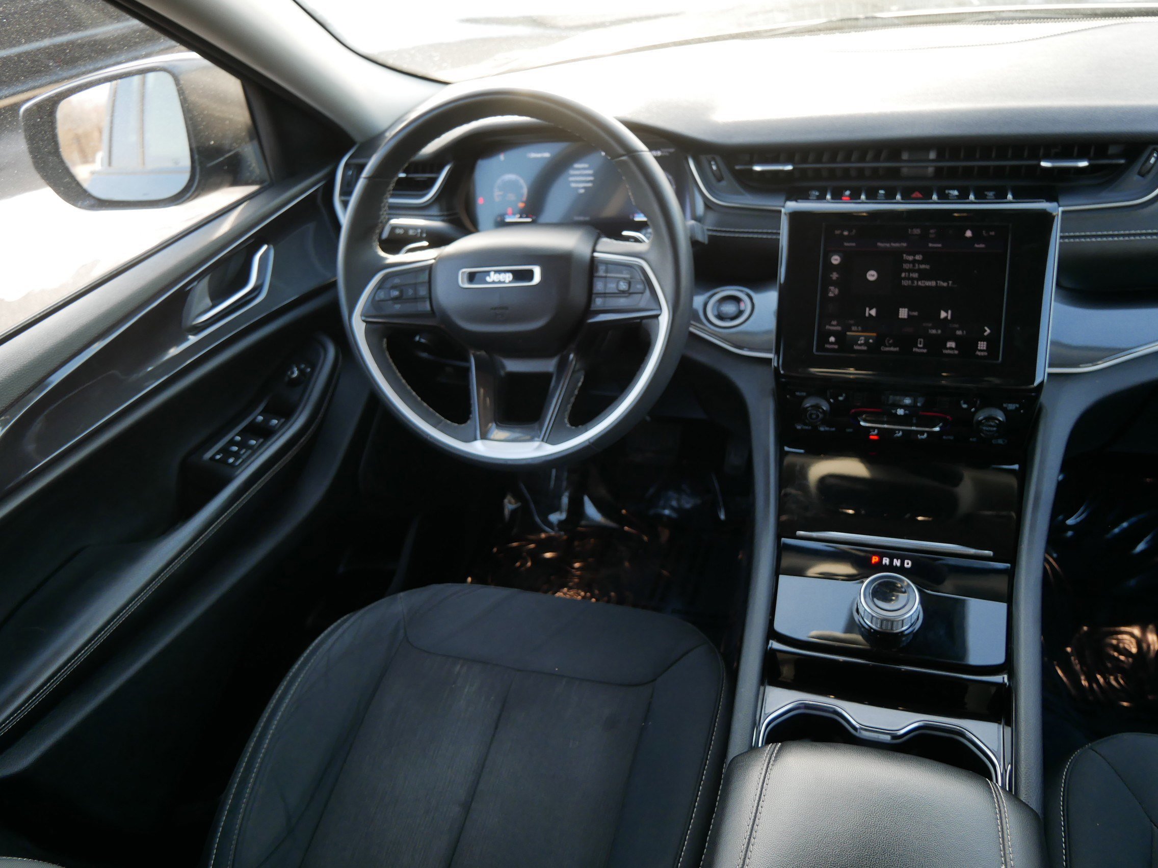 Used 2023 Jeep Grand Cherokee Laredo w/ Luxury Tech Group I image 9