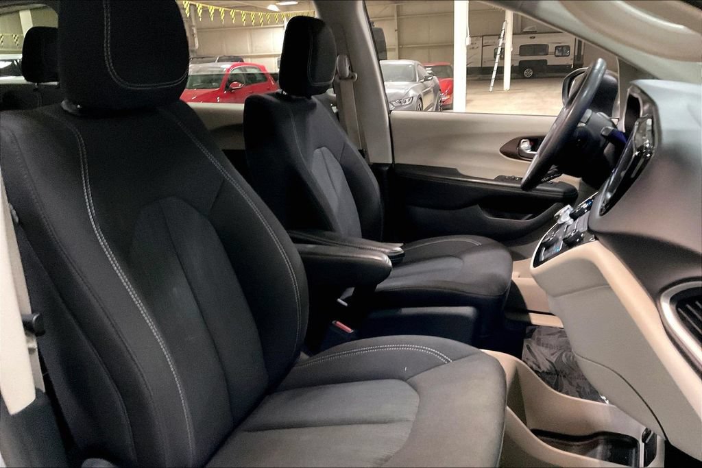 Used 2024 Chrysler Voyager LX FWD image 7
