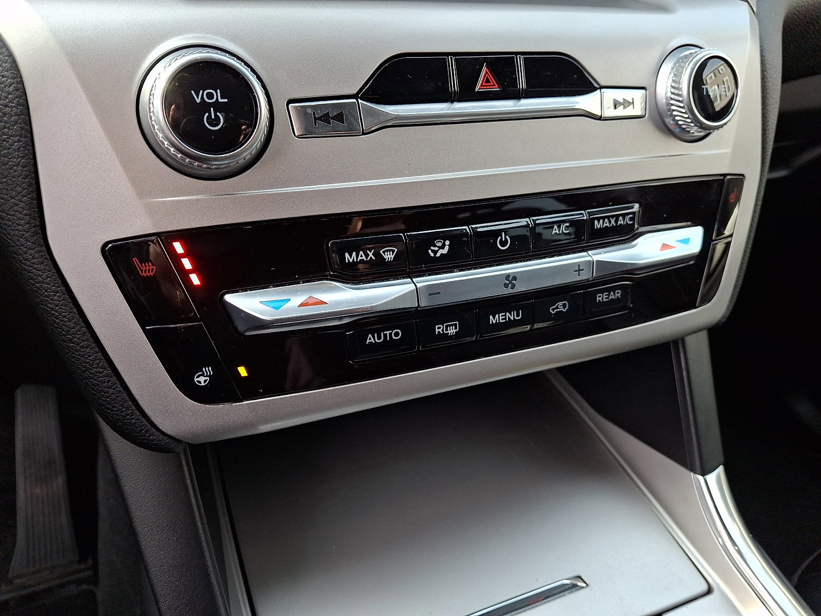 Certified 2022 Ford Explorer XLT w/ Equipment Group 202A image 16