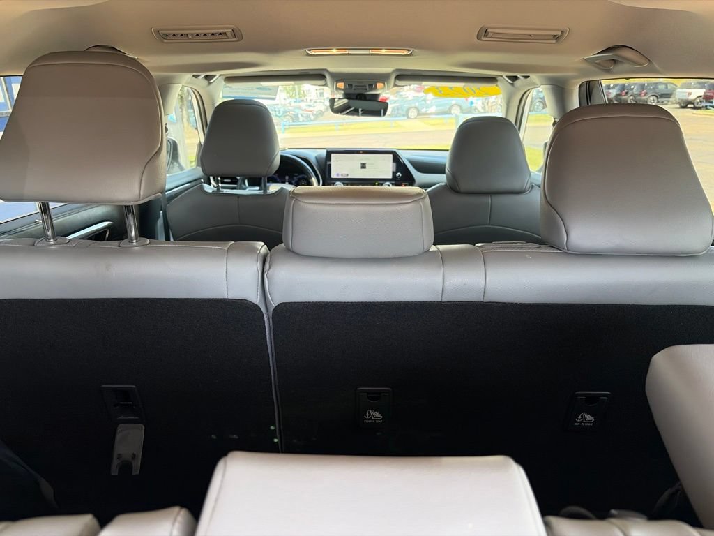 Used 2023 Toyota Highlander Limited FWD image 17