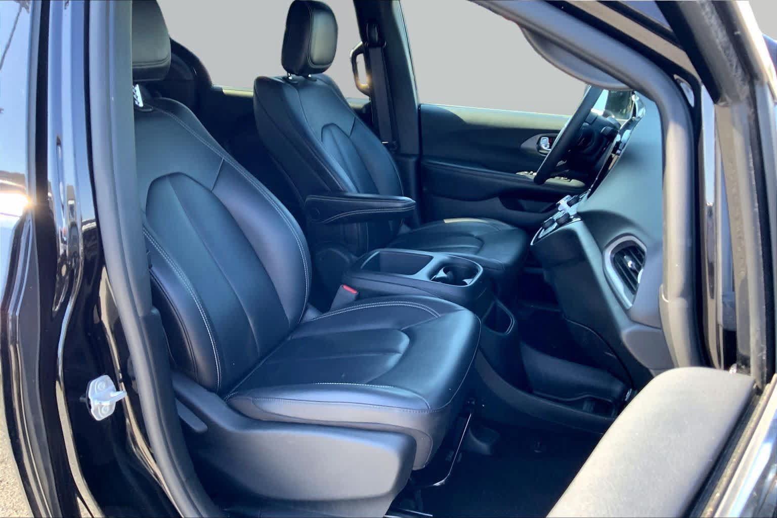 Used 2025 Chrysler Pacifica Select FWD image 9