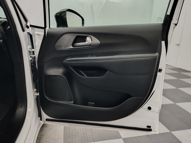 Used 2025 Chrysler Pacifica Select FWD image 24