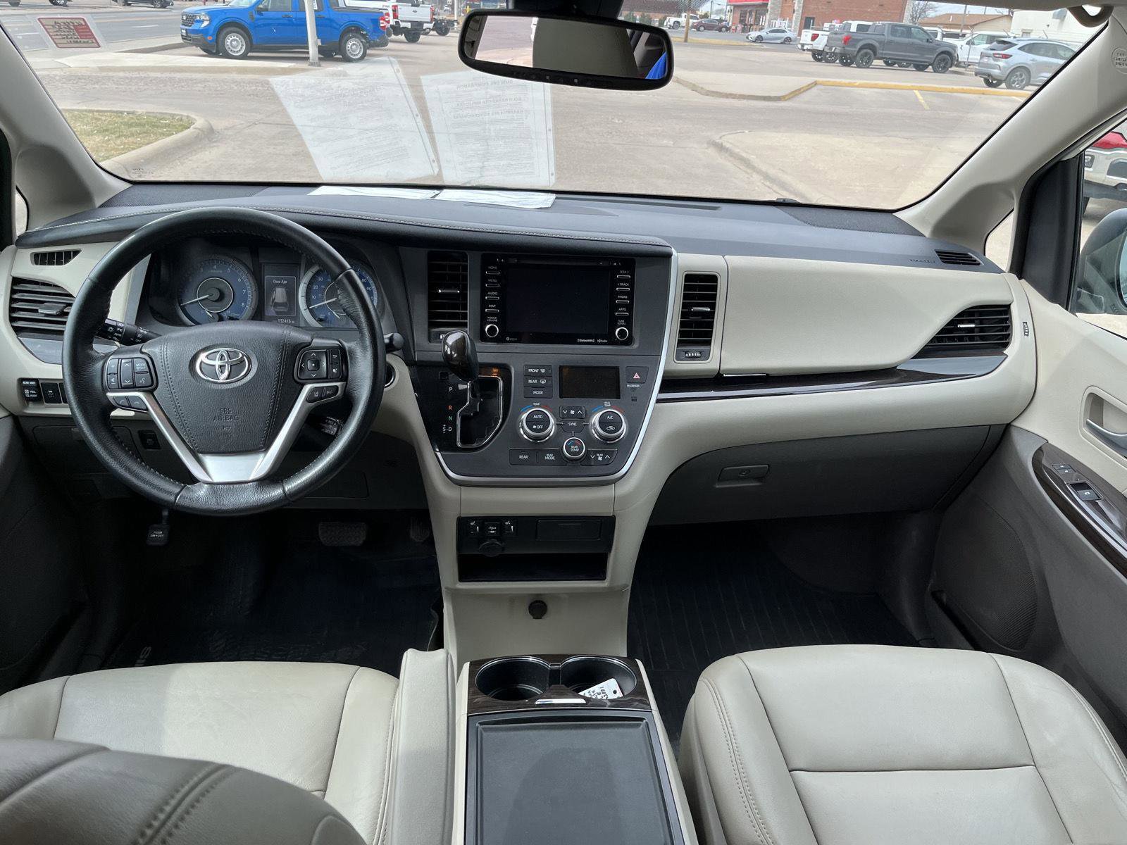 Used 2020 Toyota Sienna XLE w/ XLE Navigation Package image 13