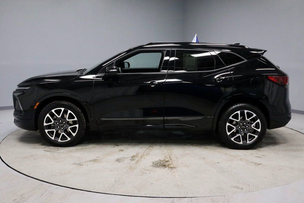 Used 2025 Chevrolet Blazer RS image 2