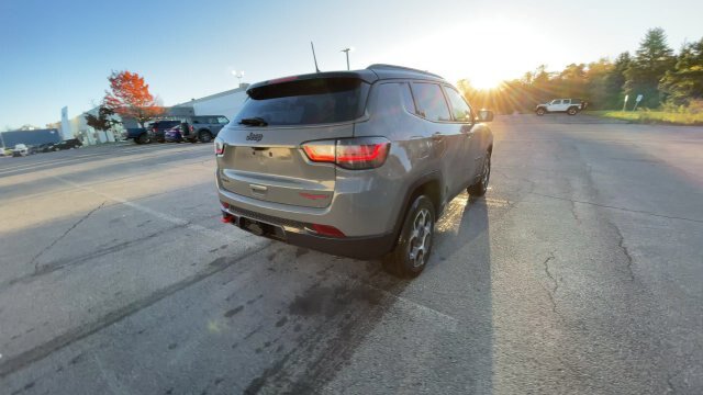 Used 2022 Jeep Compass Trailhawk w/ Trailhawk Elite Group AWD/4WD image 9