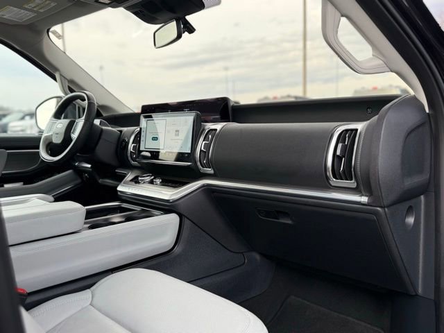 Certified 2025 Ford Expedition Platinum image 36