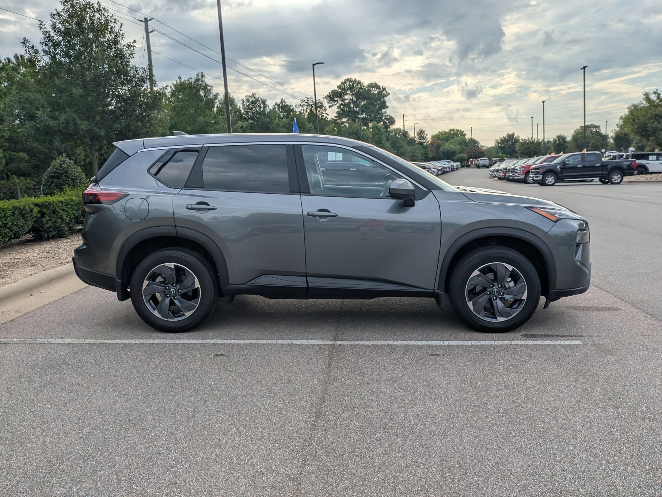 Used 2026 Nissan Rogue SV FWD image 3