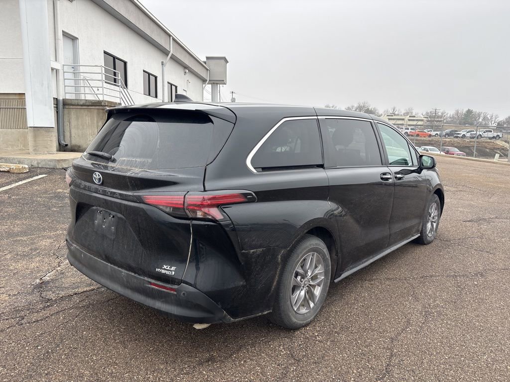 Used 2022 Toyota Sienna XLE image 4