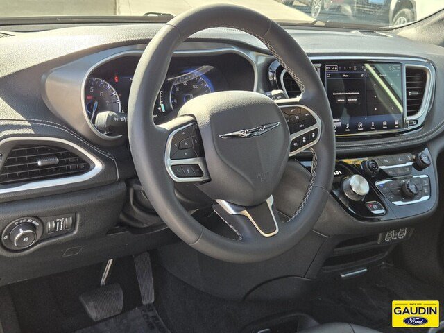 Used 2025 Chrysler Pacifica Select FWD image 20