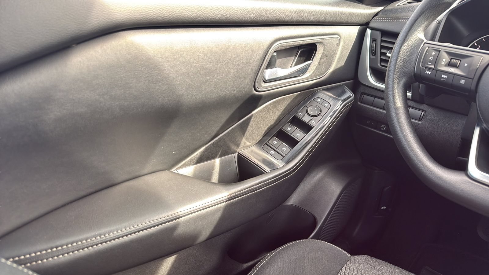 Used 2024 Nissan Rogue SV FWD image 11