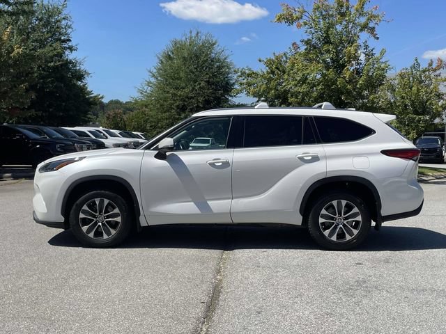 Used 2021 Toyota Highlander XLE AWD/4WD image 2