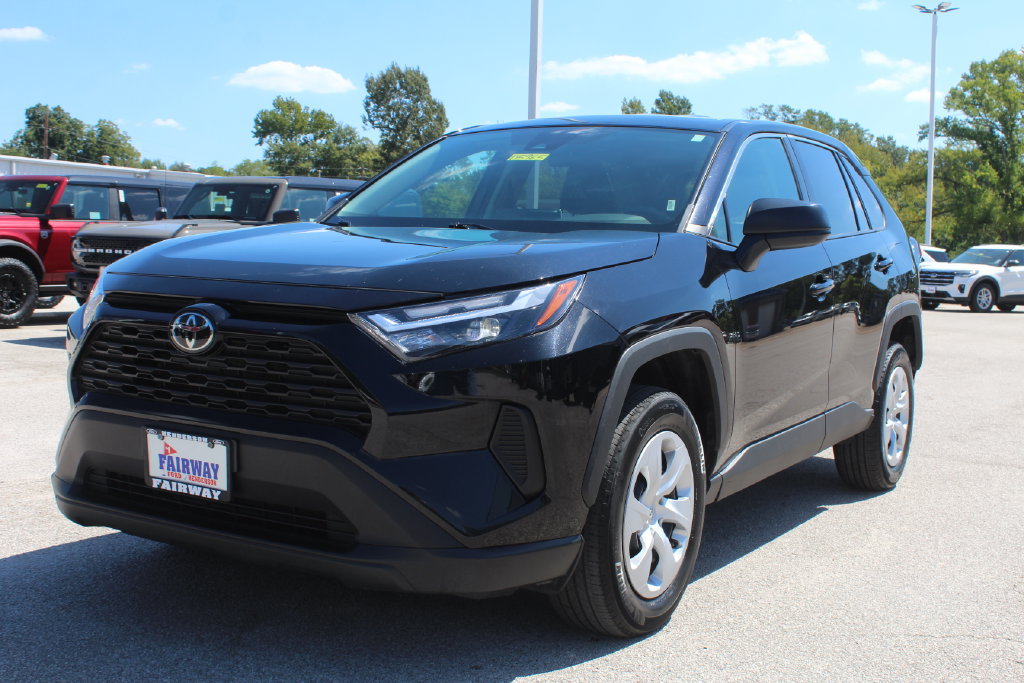 Used 2025 Toyota RAV4 LE AWD/4WD image 4