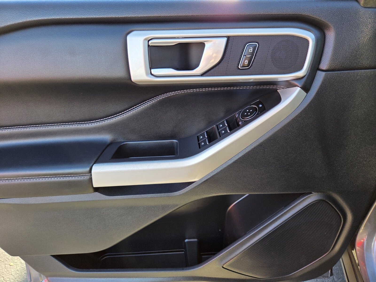 Certified 2022 Ford Explorer XLT w/ Equipment Group 202A image 18