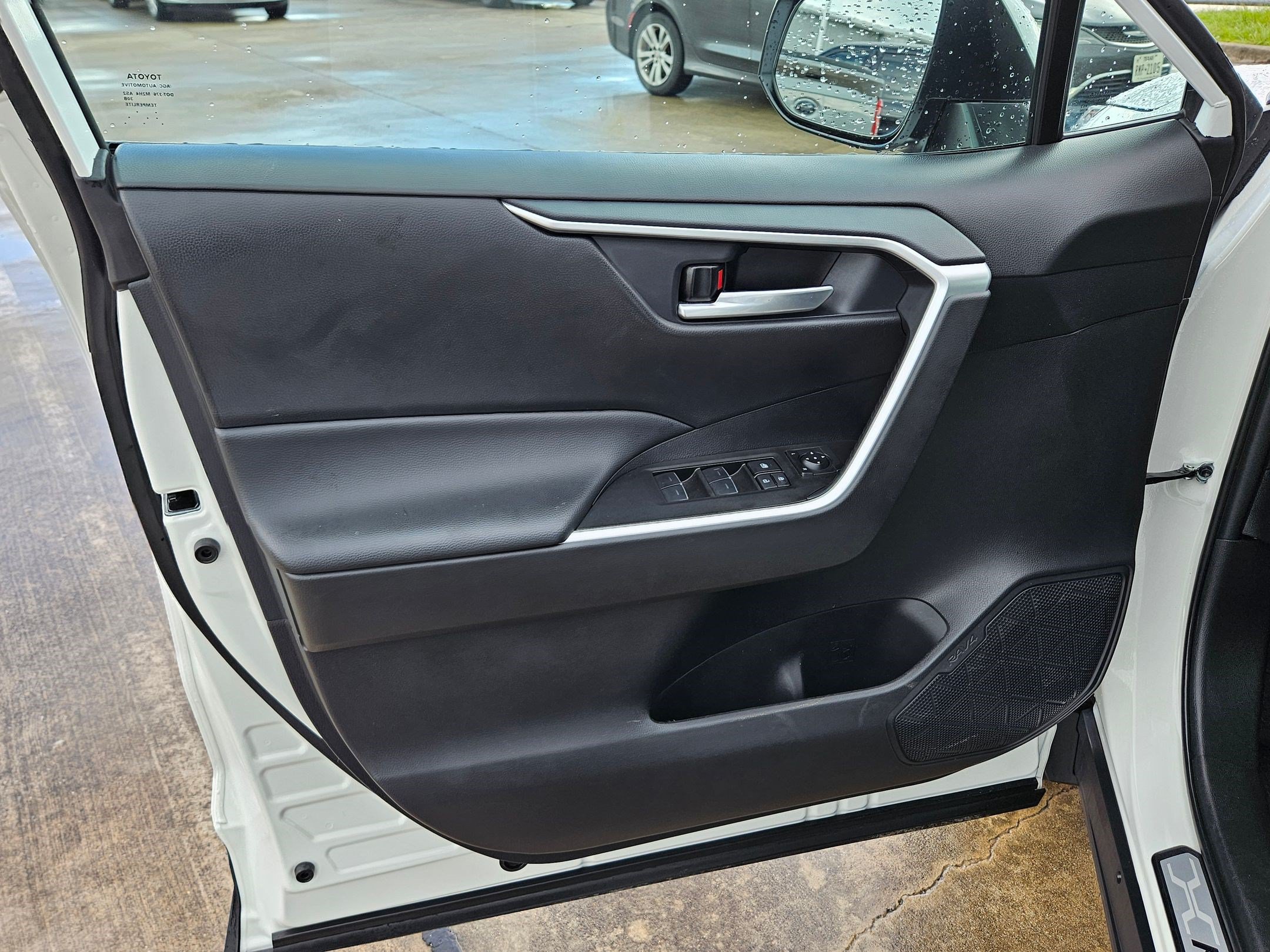 Used 2025 Toyota RAV4 XLE w/ Convenience Package FWD image 14