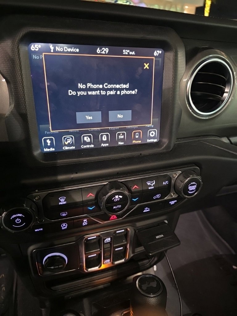 Used 2021 Jeep Wrangler Unlimited Sahara image 4