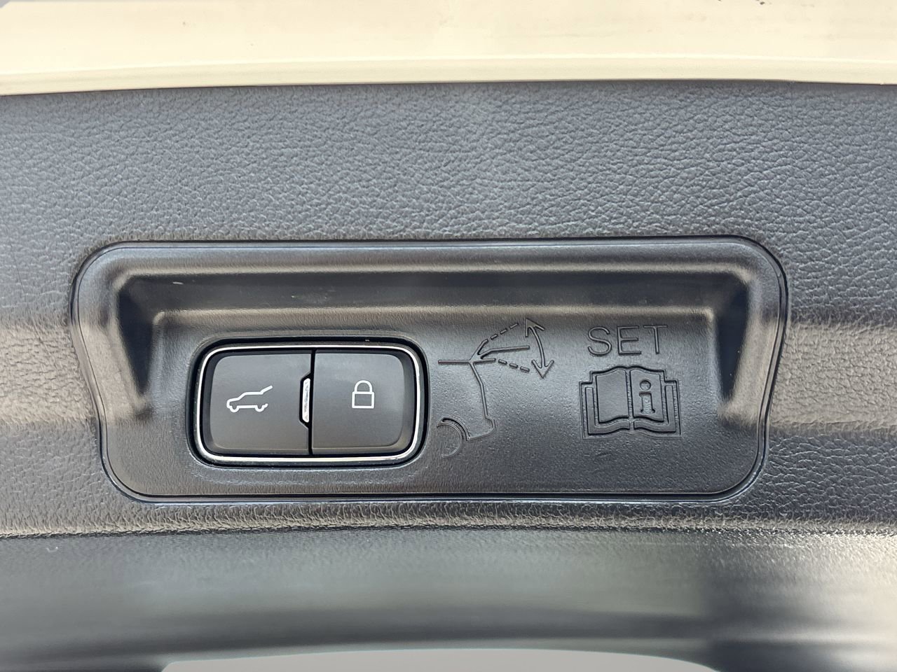 Certified 2021 Ford Explorer 2WD image 9